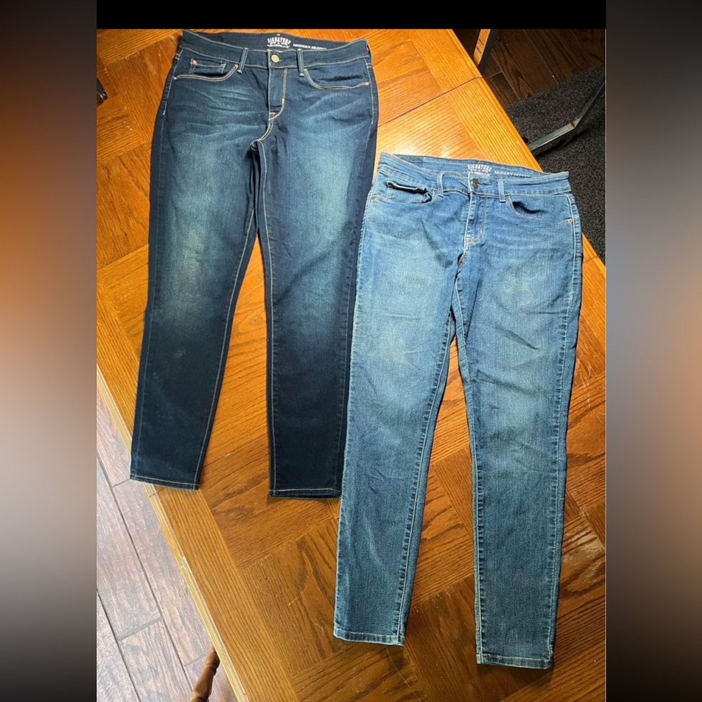 Two Pairs of Women's
Signature "Levi Strauss & CO."
Modern Skinny size: 10M